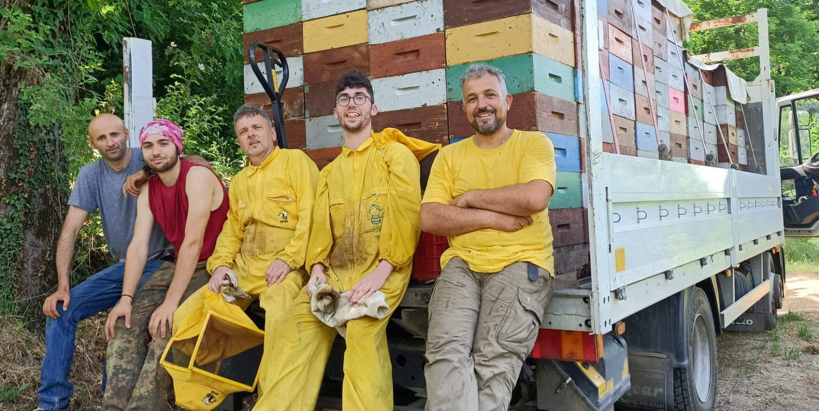 Apicoltori di La Pollinosa al lavoro tra le colline toscane